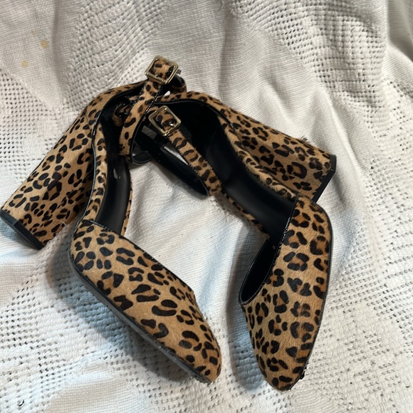 MARCIANO ANIMAL PRINT PUMPS - Picture 10 of 12